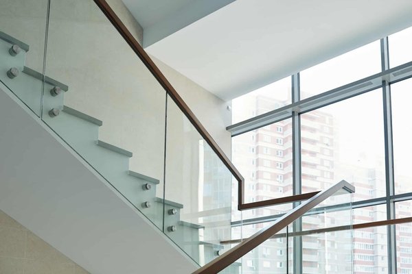Quels sont les avantages d’utiliser des garde-corps en verre ?