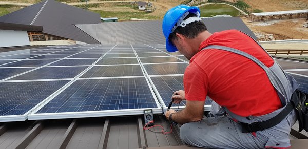 Installation de panneaux solaires dans le jardin : comment cela se passe ?