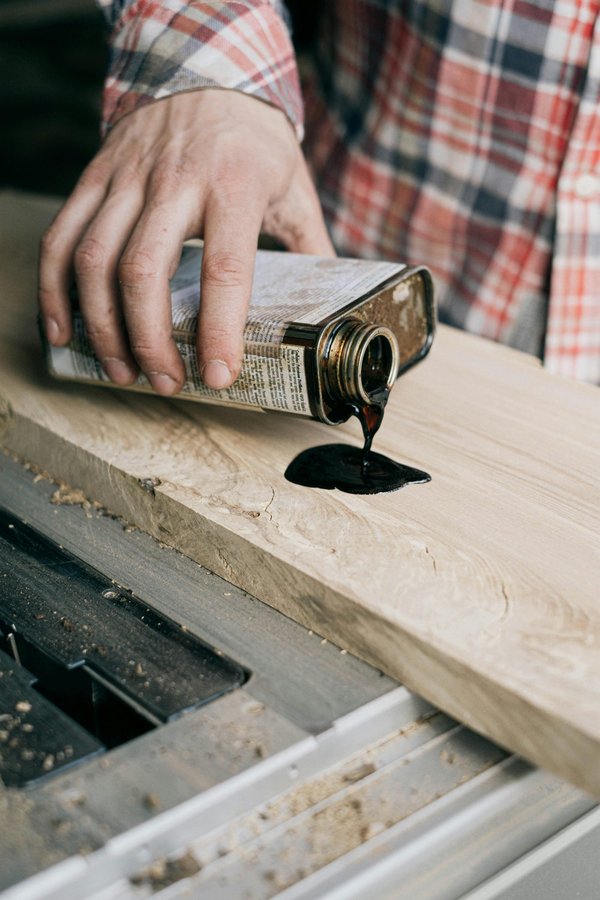 Huiler le bois : techniques simples pour un éclat durable